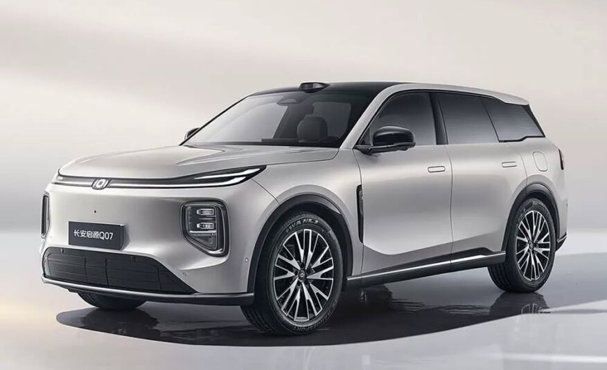 Серебристый Changan Q07 на нейтральном светлом фоне
